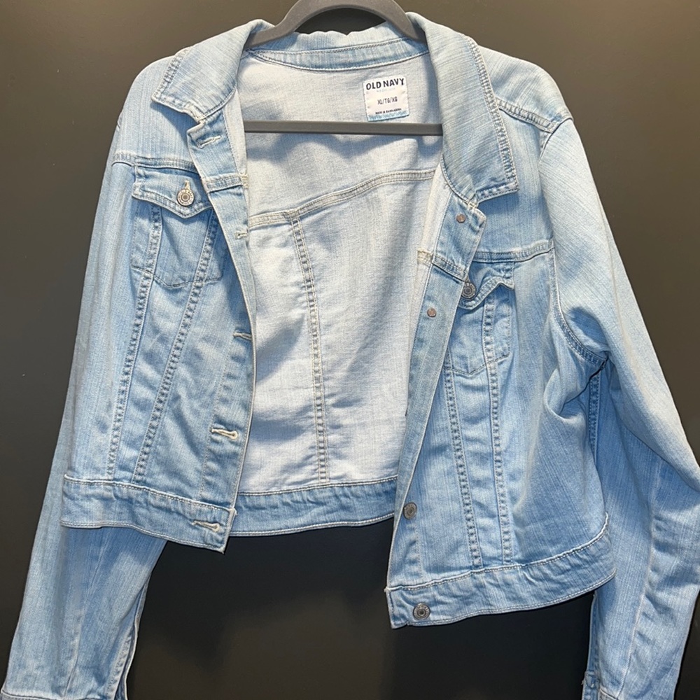 Size Xlarge Old Navy Jean jacket (light wash)